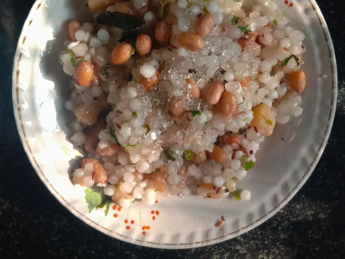 Plato de sabudana khichdi con perlas de tapioca, cacahuetes y patata en dados