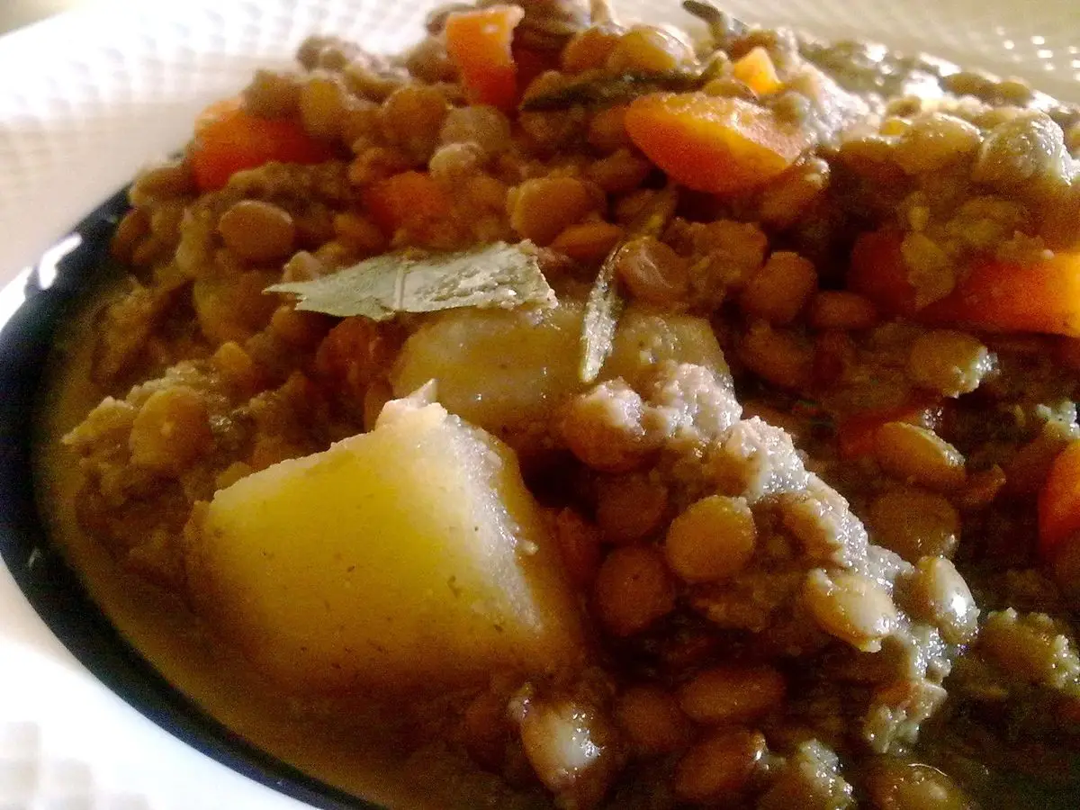 Cuenco de guiso de lentejas con patata y zanahoria