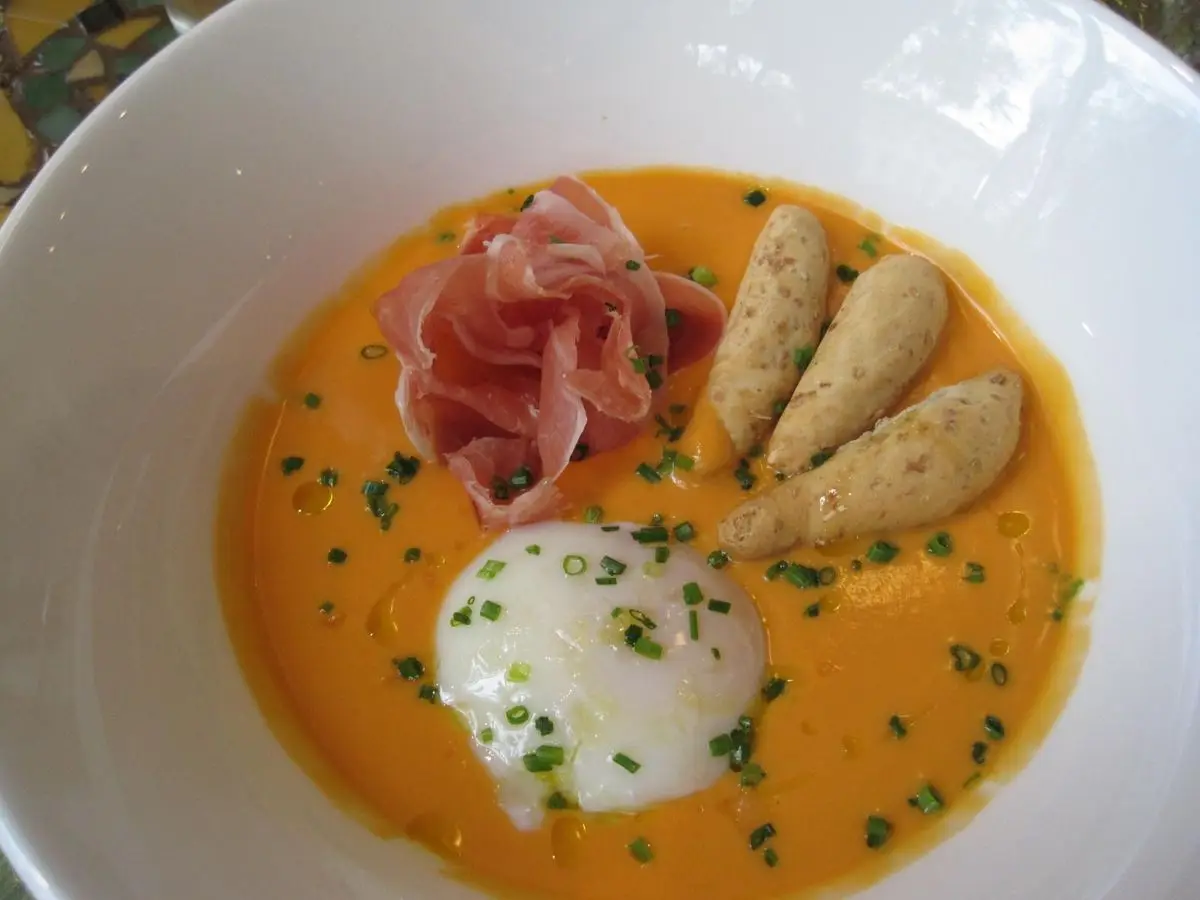 Plato hondo de salmorejo con jamón, huevo escalfado y picatostes