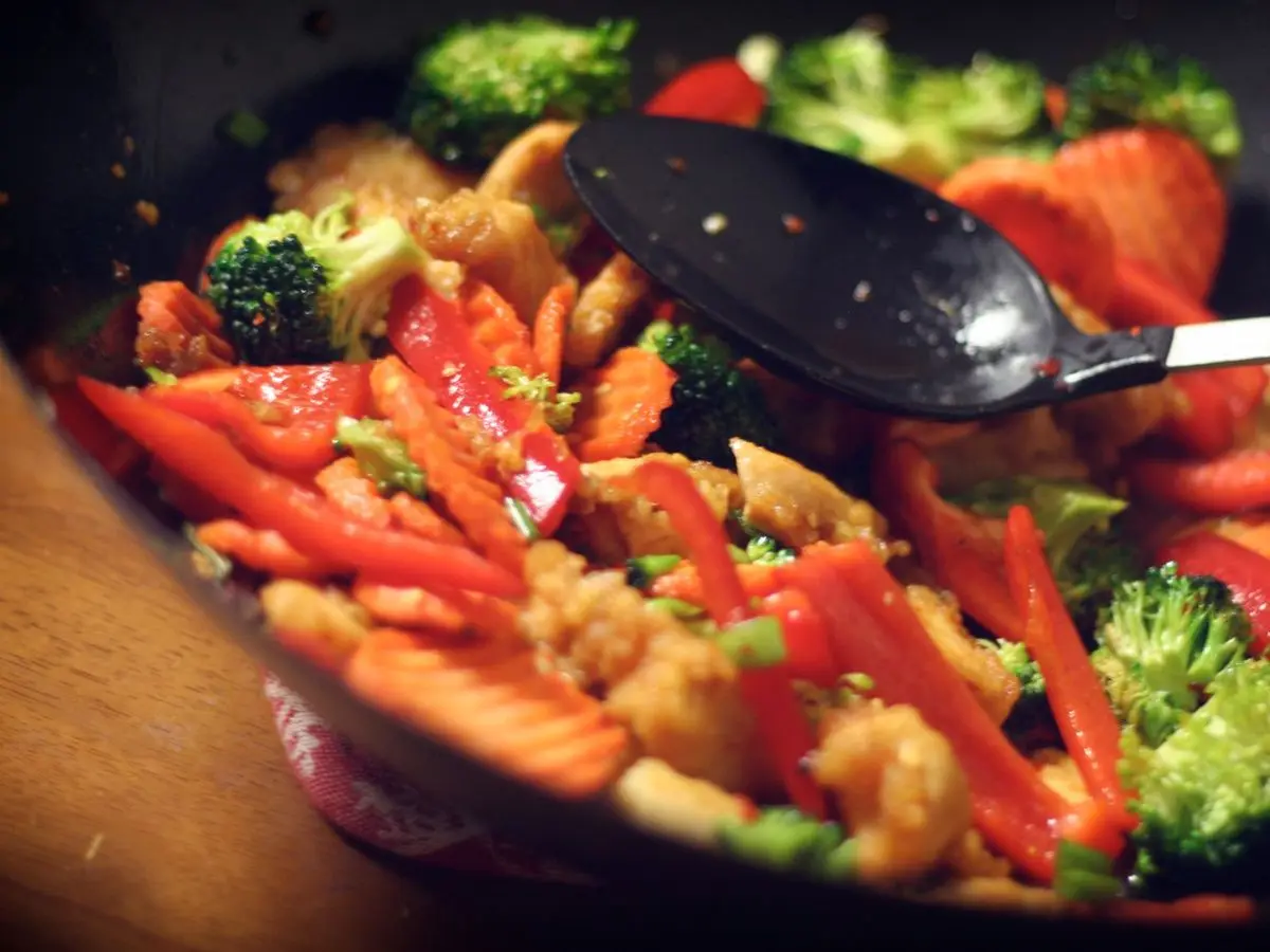 Salteado en wok de carne de pollo con brócoli, pimiento rojo y zanahoria