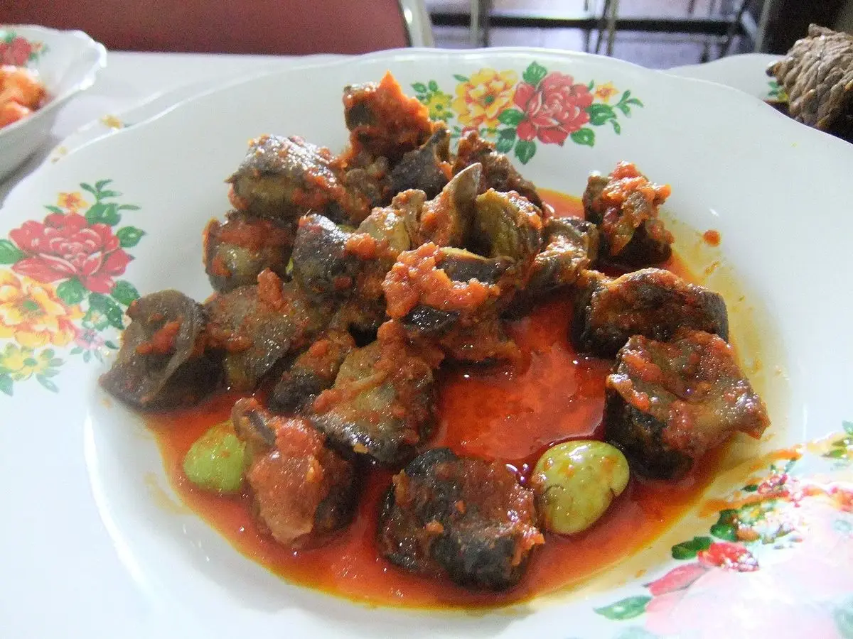 Plato de hígado de pollo guisado con habas verdes en salsa roja de sambal