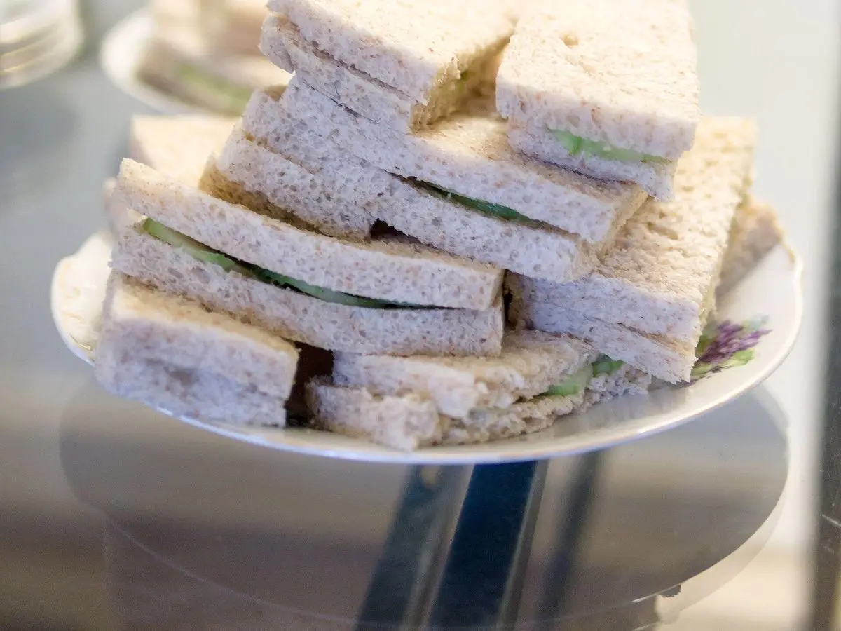 Pila de sándwiches de pan blanco sin corteza con rodajas de pepino
