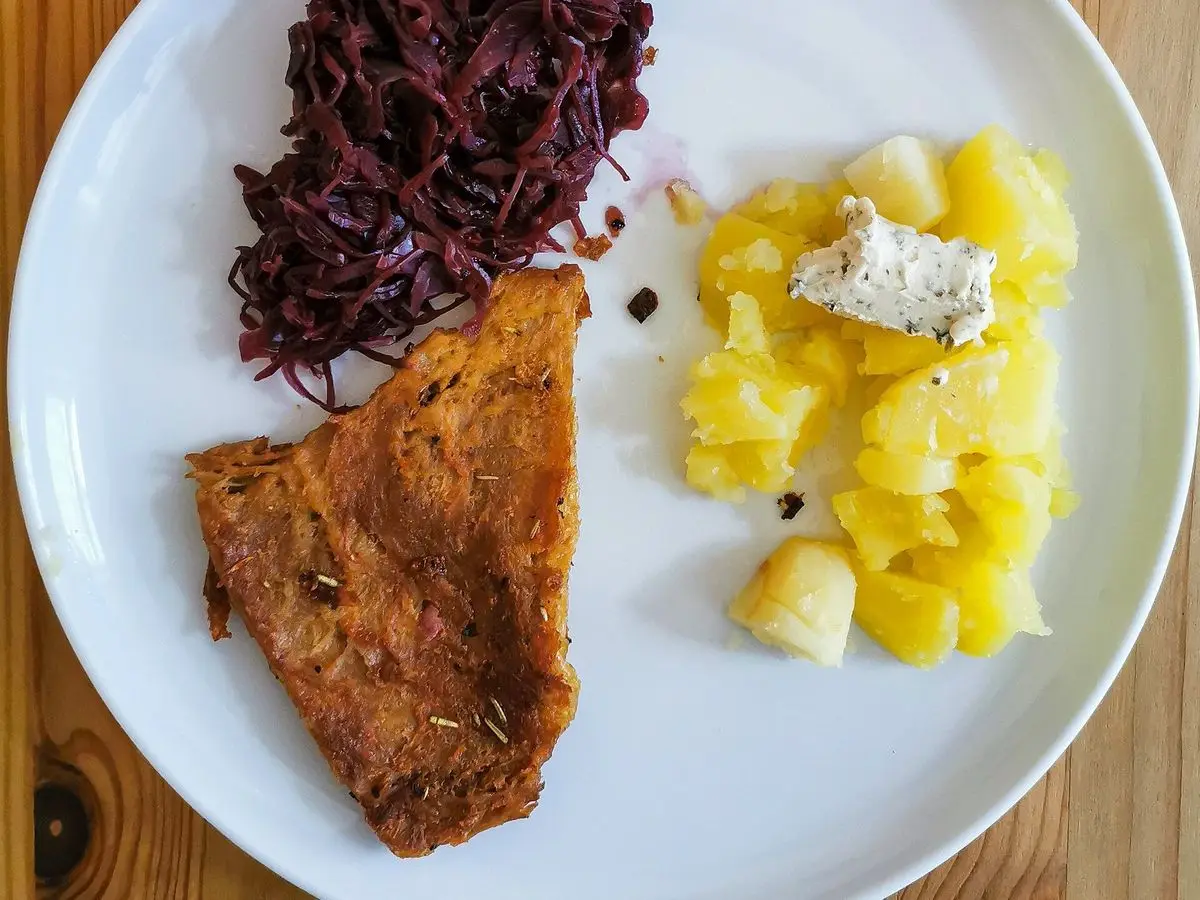 Plato con filete de seitán, patata cocida y col lombarda