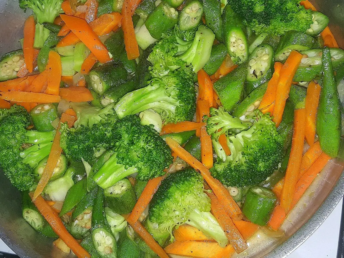 Verduras salteadas al wok con brócoli, zanahoria y okra recién hechas
