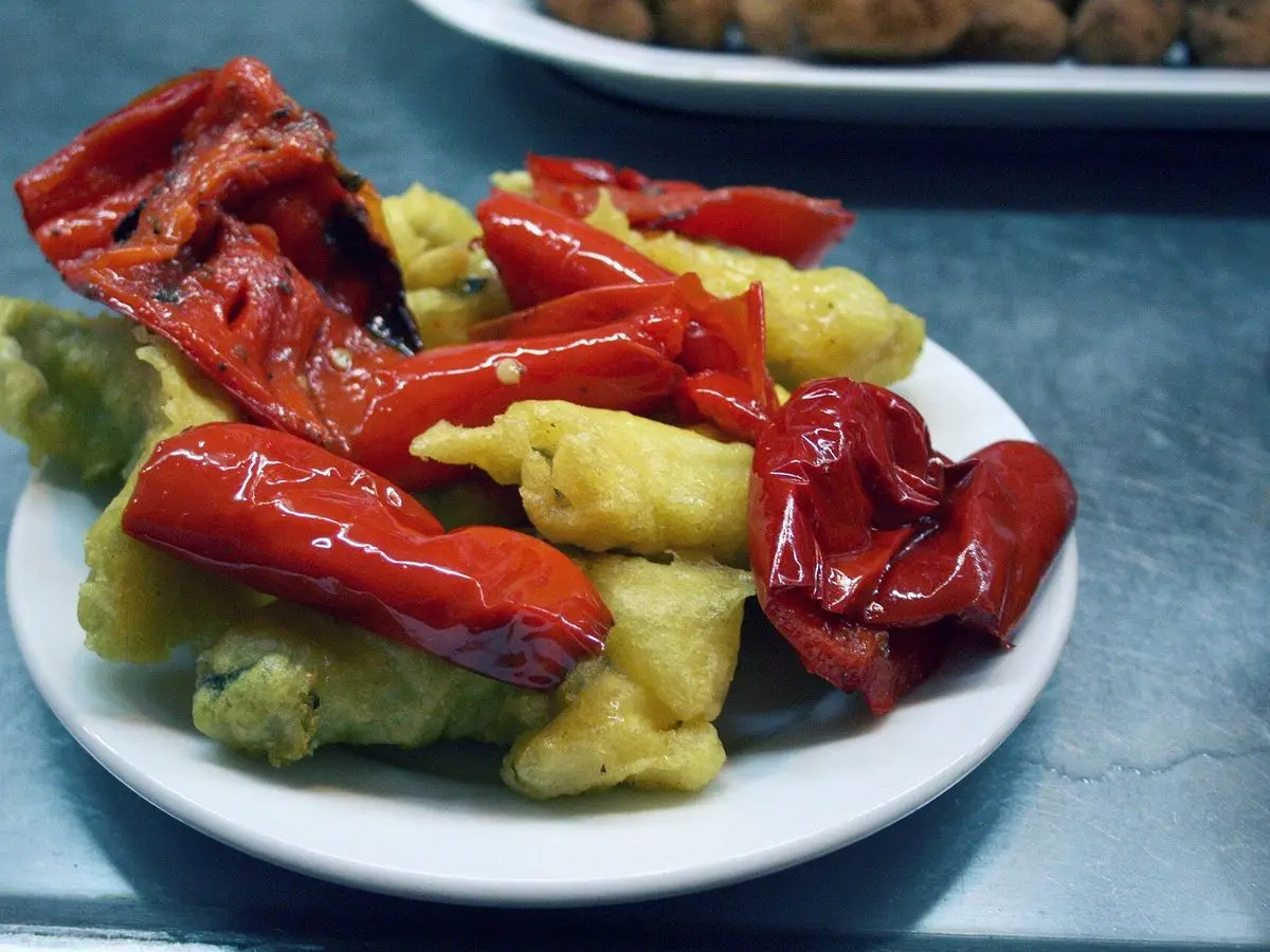 Plato de soldaditos de Pavía: tiras de bacalao rebozado con tiras de pimiento rojo asado