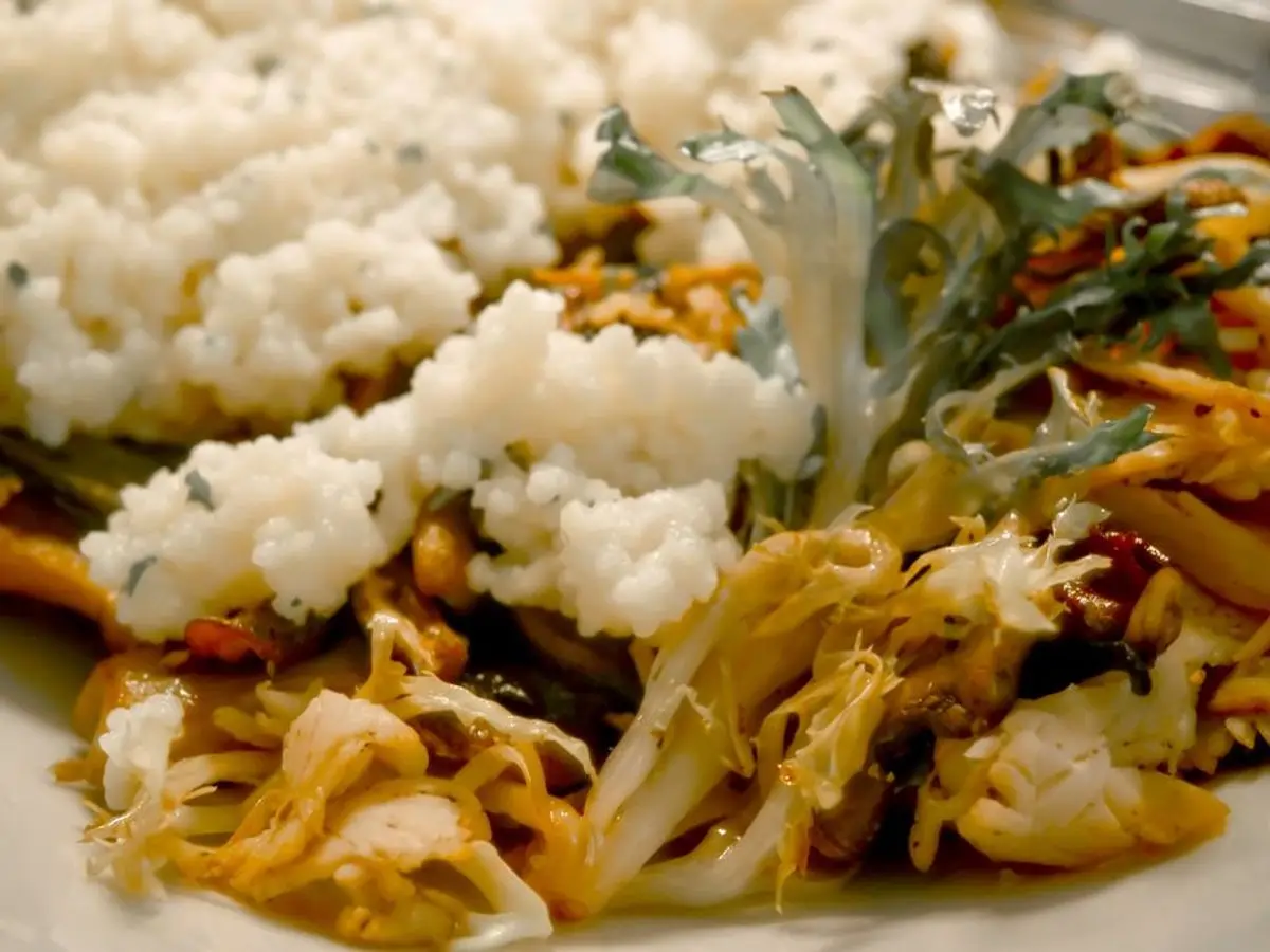 Plato de cuscús con verduras salteadas y hierbas