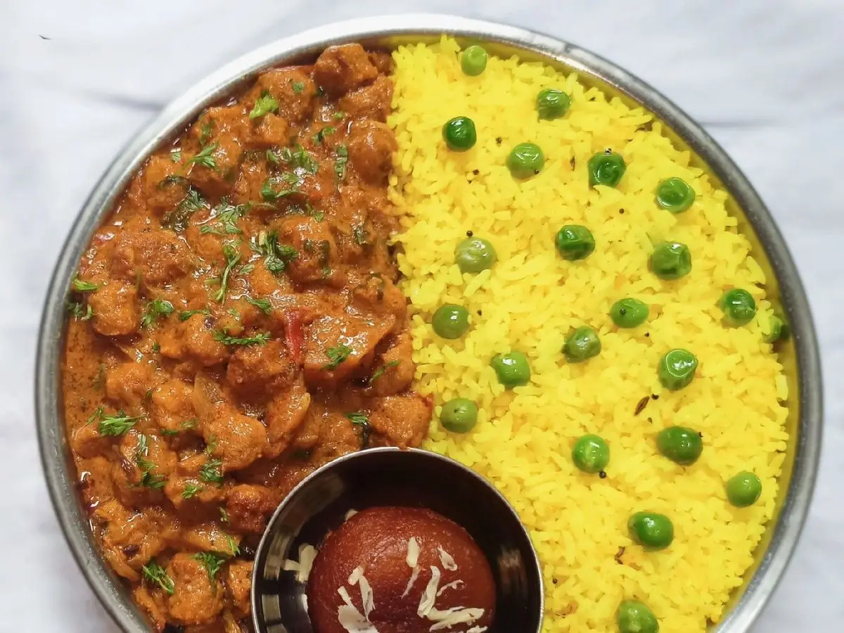 Bandeja con curry de soja texturizada y arroz amarillo con guisantes
