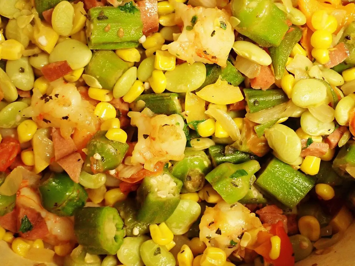 Primer plano de succotash de maíz, habas, tomate y pimiento verde