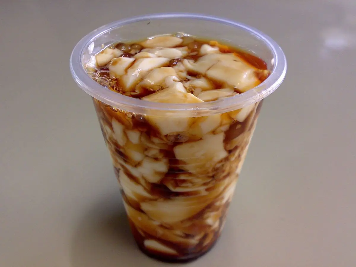 Vaso de taho con tofu sedoso, perlas de tapioca y almíbar oscuro