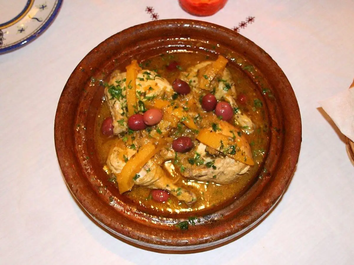Tajín de barro con pollo, aceitunas moradas y pimiento en su salsa