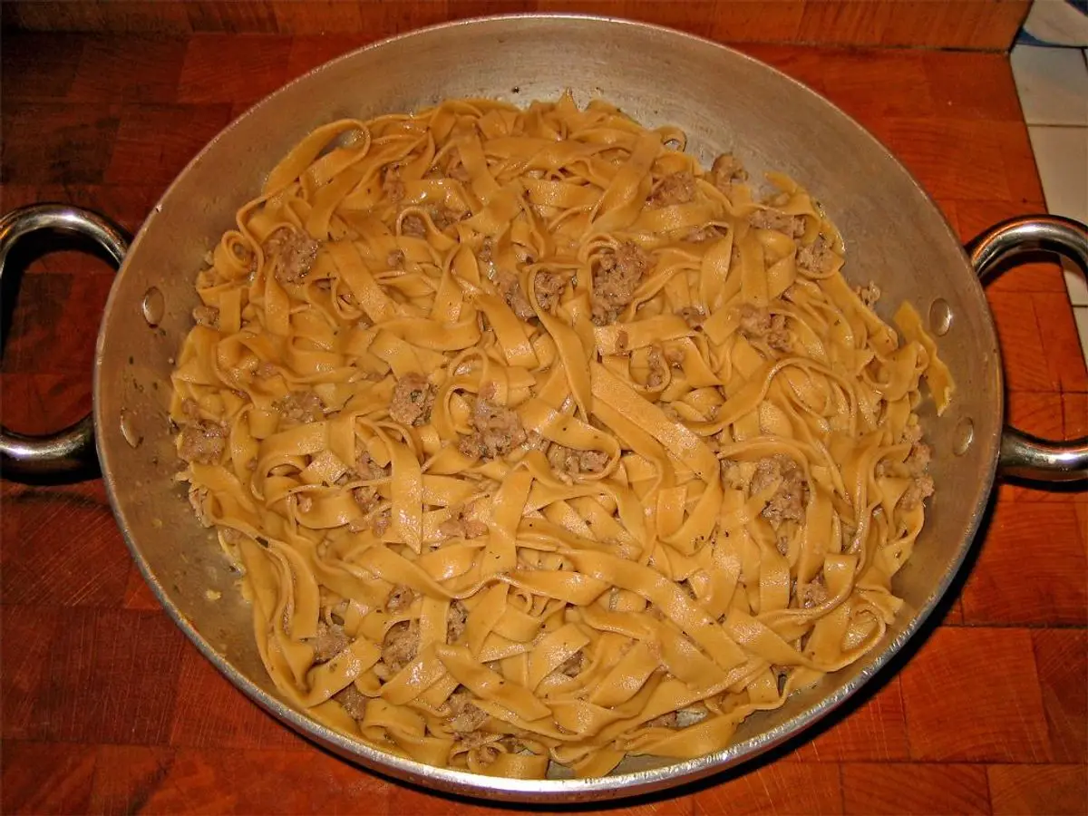 Sartén grande de tagliatelle caseros con salsa dorada