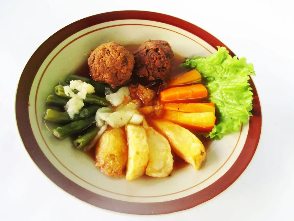 Plato con albóndigas de carne, patata, zanahoria, judías verdes y lechuga