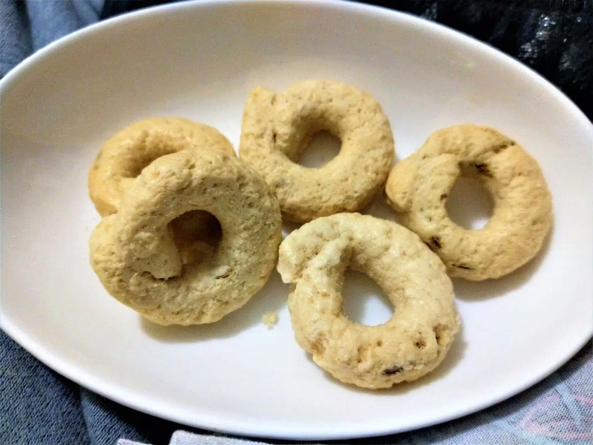 Taralli, rosquillas saladas italianas de masa dorada con semillas, en un plato blanco