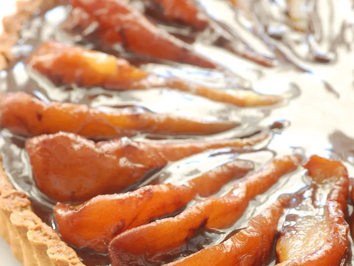 Porciones de tarta de pera caramelizada sobre una base de masa
