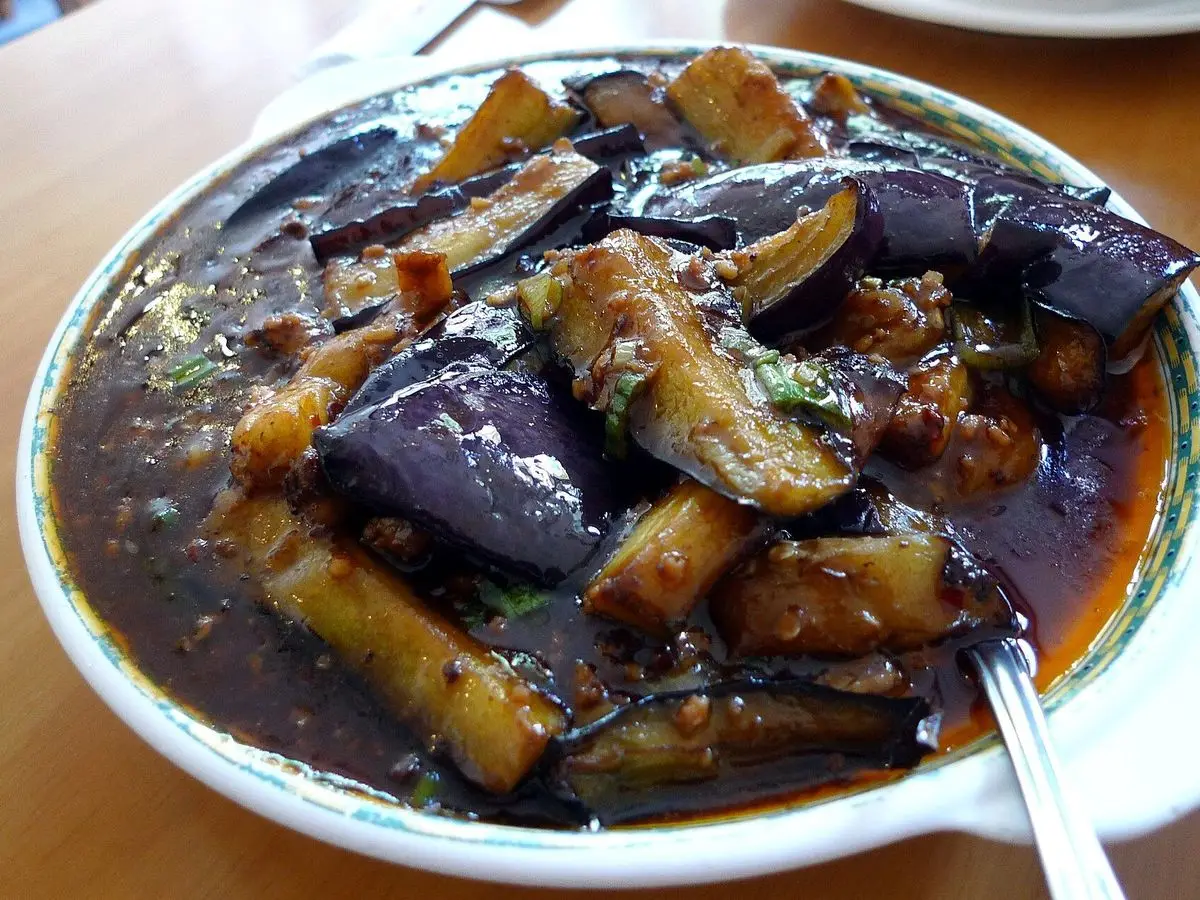 Plato de berenjena morada guisada en salsa oscura brillante al estilo sichuan