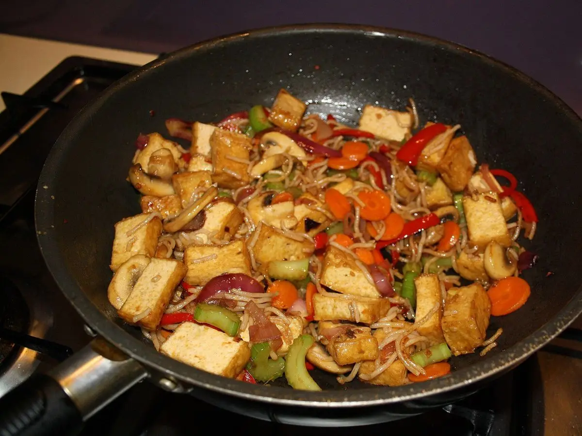 Wok con tofu salteado, pimientos, zanahoria y setas