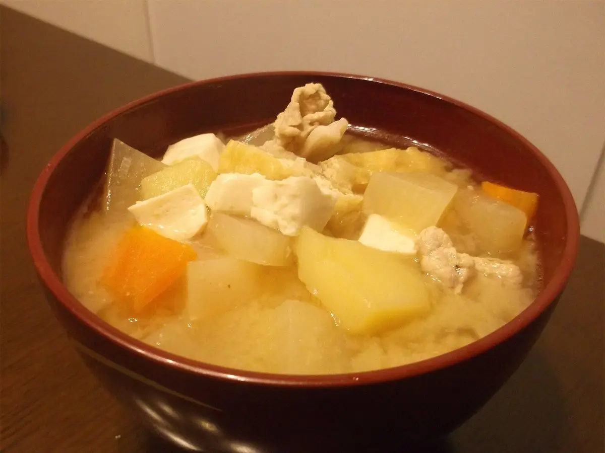 Cuenco de sopa de miso con cerdo, patata, zanahoria y verduras de raíz