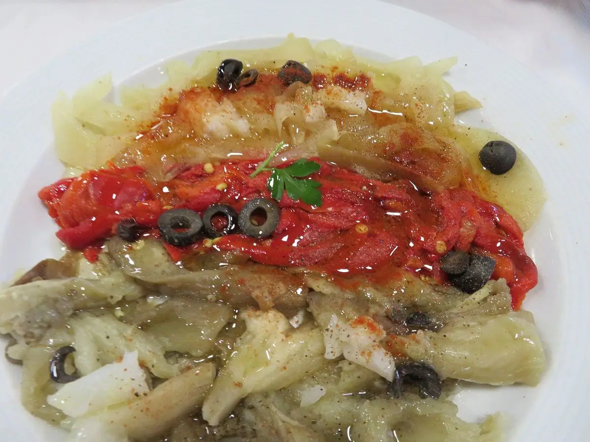 Plato de escalivada con berenjena asada, pimiento rojo, aceitunas negras y perejil