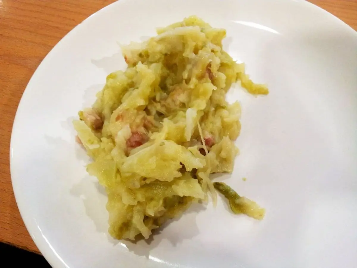Plato blanco con col y patata machacadas y rehogadas
