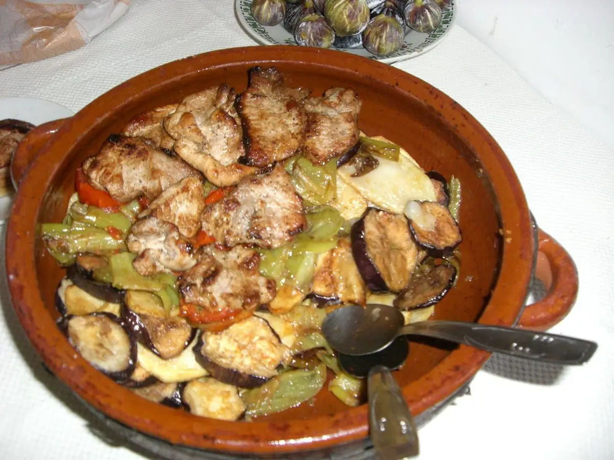 Cazuela de barro con berenjena, pimiento y verduras asadas