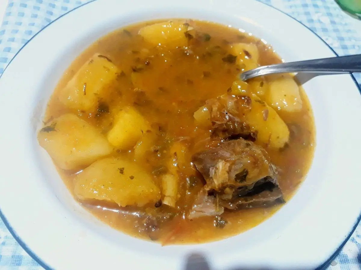 Plato hondo de costilla de ternera guisada con trozos de mandioca en caldo espeso