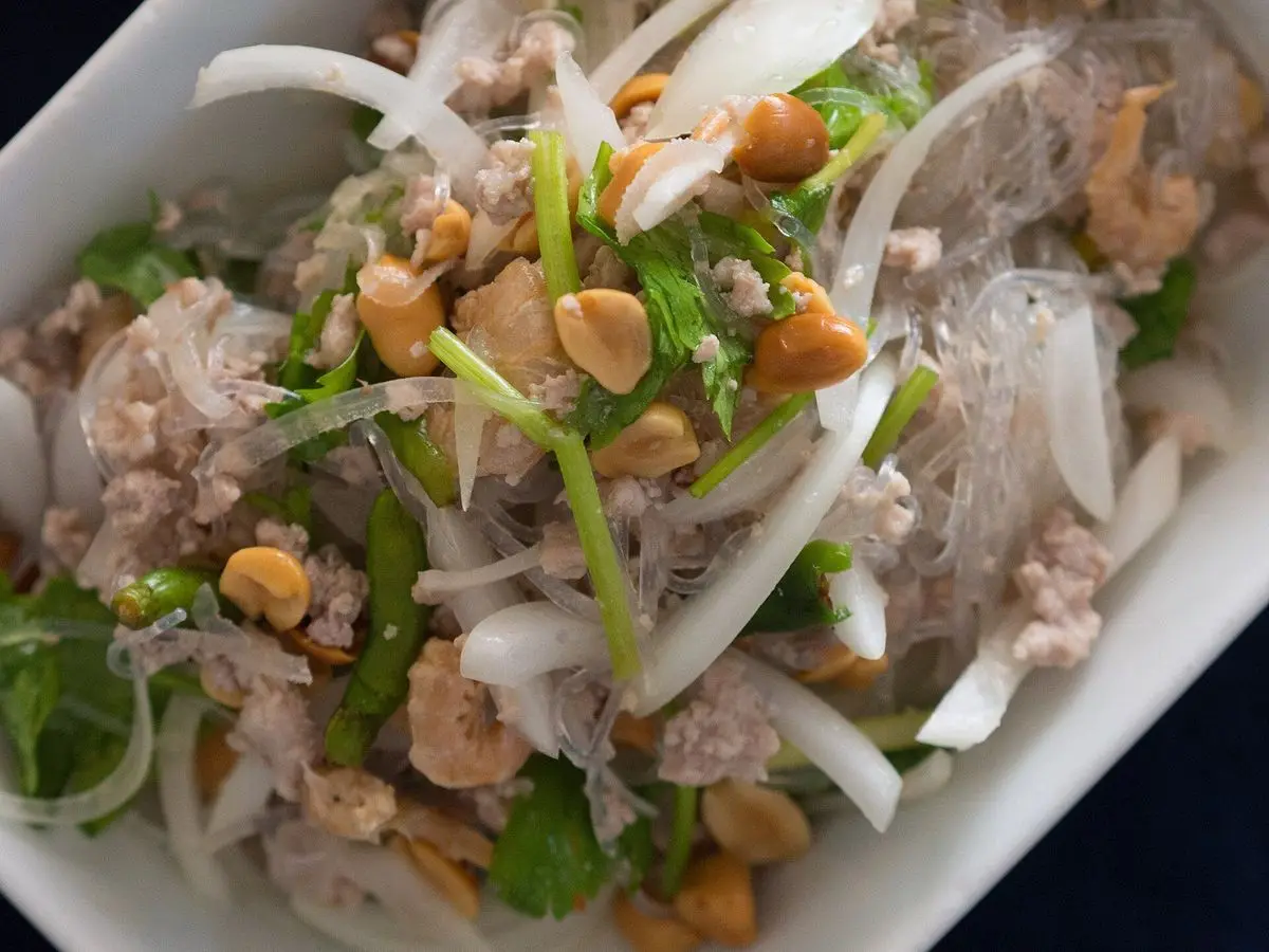 Ensalada tailandesa de fideos de cristal con carne picada, cebolla, cacahuetes y hierbas