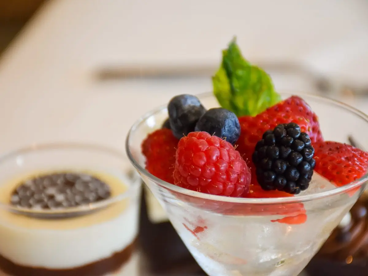 Copa de frutos rojos: frambuesas, moras, fresas y arándanos